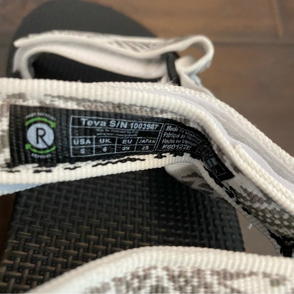 New in the box Teva BWGR original universal strap aztec pattern sandals various - Picture 8 of 9